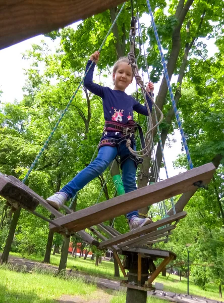 Lány Mászik Kaland Kötél Park Zöld Fák Ellen — Stock Fotó