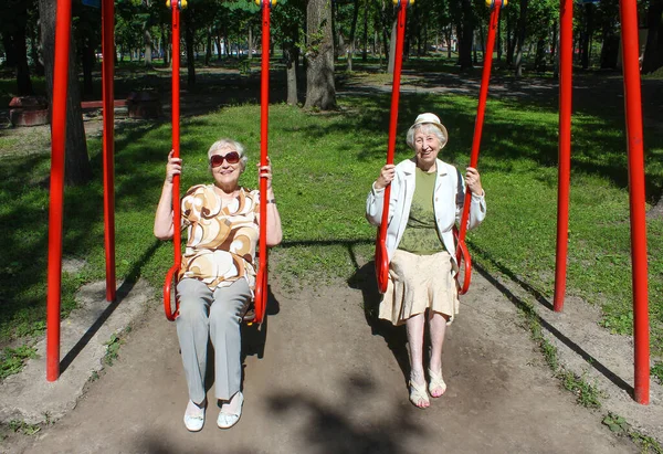 Duas Mulheres Maduras Parque Balanço Verão — Fotografia de Stock