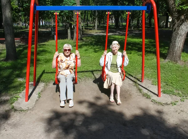 Les Deux Femmes Matures Dans Parc Swing Été — Photo