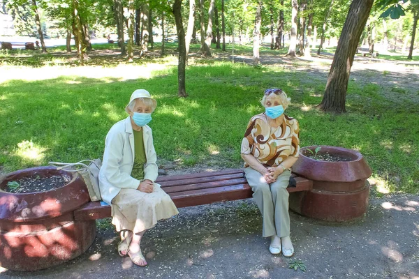 Les Femmes Âgées Dans Distanciation Sociale Assis Parc Concept Covid — Photo