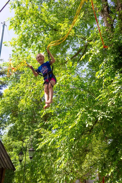 Fille Heureuse Souriante Sautant Avec Bungee Dans Trampoline Parc Contre — Photo