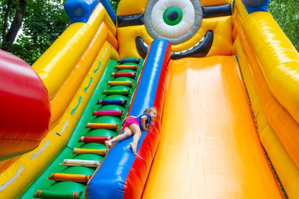 Afbeelding Van Vrolijk Meisje Een Grote Opblaasbare Trampoline Zomer — Stockfoto