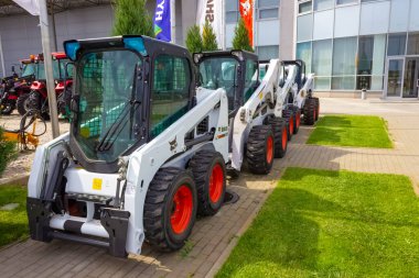 Kyiv, Ukrayna - 16 Haziran 2020: Bobcat ağır görev araç ve logosu 16 Haziran 2020 tarihinde Ukrayna 'nın Kyiv kentinde. Vaşak Şirketi, Amerikan merkezli bir tarım ve inşaat ekipmanı üreticisi.