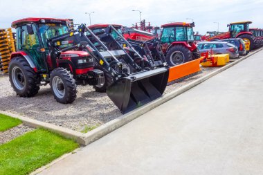 Kyiv, Ukrayna - 16 Haziran 2020: Mahindra tarım ağır makineleri 16 Haziran 2020 tarihinde Ukrayna 'nın Kyiv kentinde sokağa park edildi