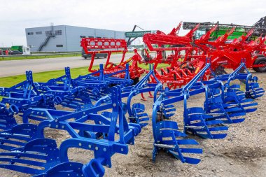 Kyiv, Ukrayna - 16 Haziran 2020: Ukrayna 'nın başkenti Kyiv' de asgari tarım teknolojisi için arazide traktör ve Unia yetiştiricisi.