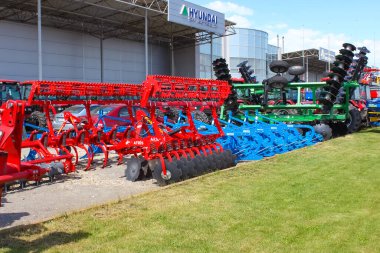 Kyiv, Ukrayna - 16 Haziran 2020: 16 Haziran 2020 'de Ukrayna' nın başkenti Kyiv 'de traktörlerin tarlaları sürmesi için çekilen büyük disk UNLU