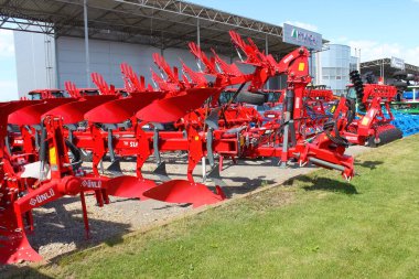 Kyiv, Ukrayna - 16 Haziran 2020: 16 Haziran 2020 'de Ukrayna' nın başkenti Kyiv 'de traktörlerin tarlaları sürmesi için çekilen büyük disk UNLU