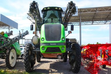 Kyiv, Ukrayna - 16 Haziran 2020: 16 Haziran 2020 'de Ukrayna' nın Kyiv kentinde kendinden itişli spreyci Tecnova