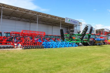 Kyiv, Ukrayna - 16 Haziran 2020: Ukrayna 'nın başkenti Kyiv' de asgari tarım teknolojisi için arazide traktör ve Unia yetiştiricisi.