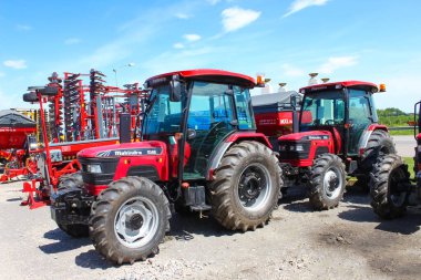 Kyiv, Ukrayna - 16 Haziran 2020: Mahindra tarım ağır makineleri 16 Haziran 2020 tarihinde Ukrayna 'nın Kyiv kentinde sokağa park edildi