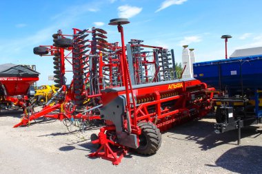 Kyiv, Ukrayna - 16 Haziran 2020: 16 Haziran 2020 'de Ukrayna' nın başkenti Kyiv 'de traktörlerin tarlaları sürmesi için çekilen büyük disk UNLU