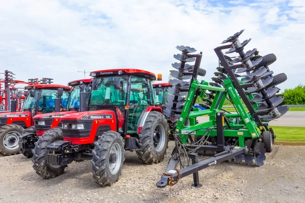 Kyiv, Ukrayna - 16 Haziran 2020: Ukrayna 'nın Kyiv kentindeki yol üzerindeki renkli traktörler