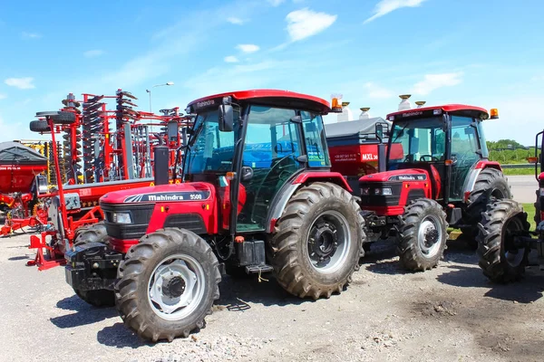 Kyiv, Ukrayna - 16 Haziran 2020: Mahindra tarım ağır makineleri 16 Haziran 2020 tarihinde Ukrayna 'nın Kyiv kentinde sokağa park edildi