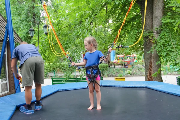 Muchacha Feliz Sonriente Saltando Con Bungee Trampolín Parque Contra Árboles —  Fotos de Stock