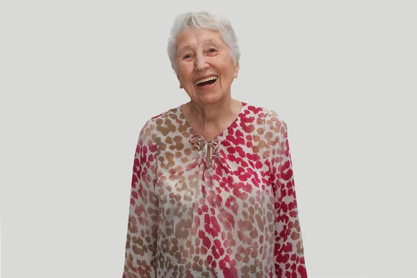 Portret Wesołej Uśmiechniętej Starszej Kobiety Tle Studia — Zdjęcie stockowe