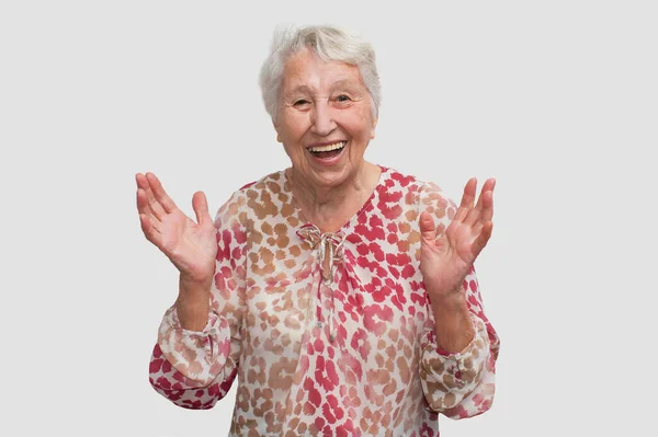 Портрет Удивленной Пожилой Женщины Показывающей Победу Белом Фоне Студии — стоковое фото