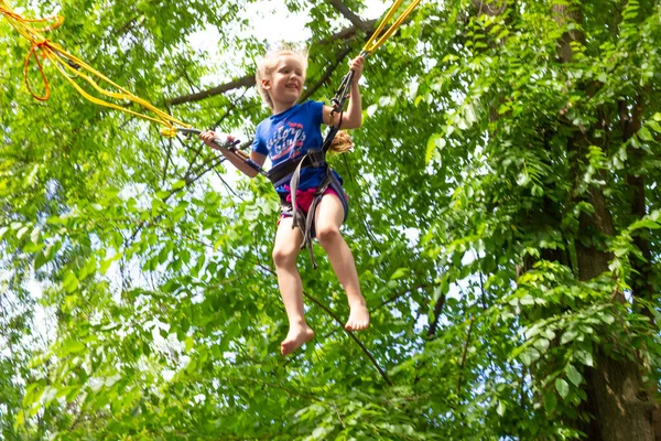 Menina Feliz Sorrindo Pulando Com Bungee Trampolim Parque Contra Árvores — Fotografia de Stock