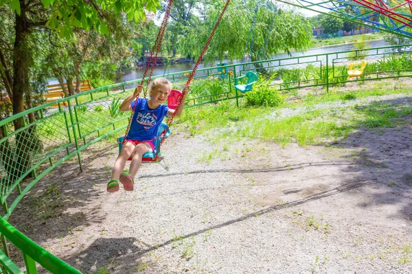 Sommerkonzept Mädchen Vergnügt Sich Park Beim Karussell — Stockfoto