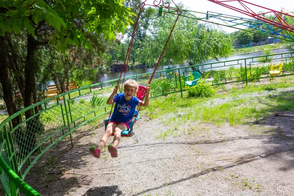 Conceito Verão Menina Divertindo Parque Carrossel — Fotografia de Stock