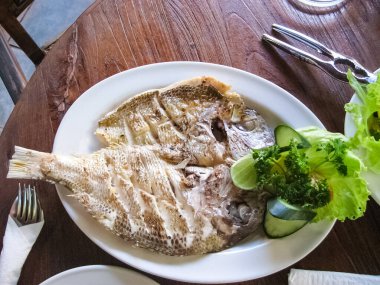 Mükemmel deniz ürünleri restoranlarıyla ünlü Balili Jimbaran plajındaki akşam yemeği.