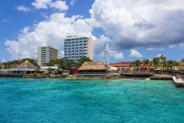 Cozumel, Meksika 'da mavi Karayip sularıyla kıyı şeridi ve liman.