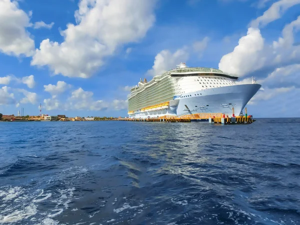 Het Grote Cruiseschip Landde Haven Van Cozumel Tijdens Een Van — Stockfoto