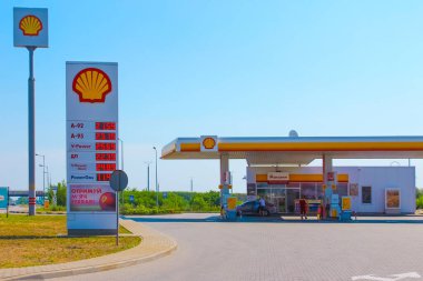 Kyiv, Ukrayna - 28 Haziran 2020: Ukrayna 'nın başkenti Kyiv' de güneşli bir günde deniz kabuğu benzin istasyonu. Shell, merkezi Hollanda 'da bulunan çok uluslu bir petrol ve gaz şirketidir..