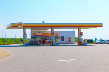 Kyiv, Ukrayna - 28 Haziran 2020: Ukrayna 'nın başkenti Kyiv' de güneşli bir günde deniz kabuğu benzin istasyonu. Shell, merkezi Hollanda 'da bulunan çok uluslu bir petrol ve gaz şirketidir..