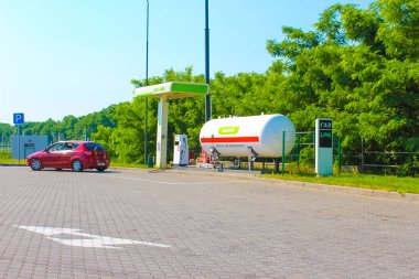Kyiv, Ukrayna - 28 Haziran 2020 'de Ukrayna' nın başkenti Kyiv 'de güneşli bir günde OKKO benzin istasyonu.