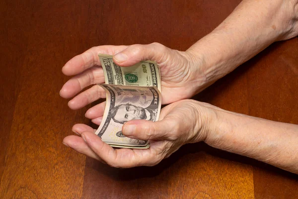 Ανώτερη Γυναίκα Που Κρατάει Μετρητά Γριά Γυναίκα Χρήματα Στα Χέρια — Φωτογραφία Αρχείου