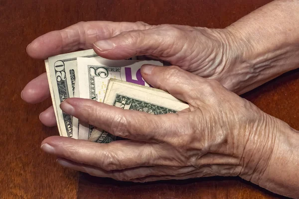 Ανώτερη Γυναίκα Που Κρατάει Μετρητά Γριά Γυναίκα Χρήματα Στα Χέρια — Φωτογραφία Αρχείου