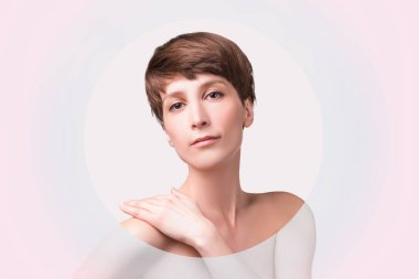 Güzel bir kadın yüzü. Yakından. Pastel stüdyodaki genç modelin portresi.