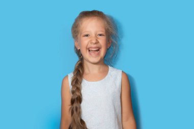 Gülen şirin kız portresi. Küçük kız gülümsüyor