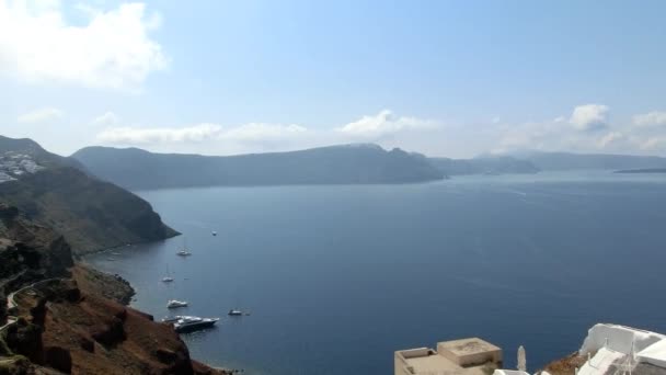 Oia, Santorini, Grecia - 10 de junio de 2015: Las hermosas terrazas con vistas al mar — Vídeo de stock