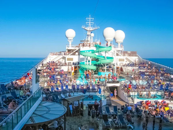 美国迈阿密 2014年1月12日 2014年1月12日在美国迈阿密的嘉年华光荣号游轮 Carnival Glory Cruise Ship 休息的人们 嘉年华光环号是一艘2003年建造的征服级游轮 可容纳2974名乘客 — 图库照片