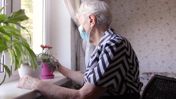 Covid Concepto Salud Seguridad Pandemia Anciana Solitaria Con Máscara Médica — Vídeos de Stock