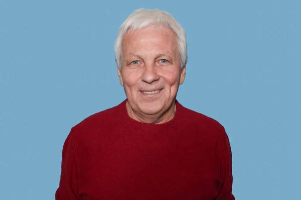 Hombre Guapo Mayor Con Pelo Gris Casa Pie Sonriendo Contra — Foto de Stock