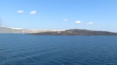 Santorini, Yunanistan - Denizdeki yolcu gemisinden marina körfezi manzarası
