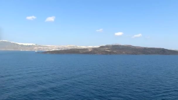 Santorin, Grèce - La vue sur la baie de la marina depuis un bateau de croisière à la mer