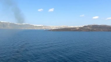 Santorini, Yunanistan - Denizdeki yolcu gemisinden marina körfezi manzarası