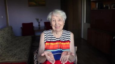 Yaşlı kadınların ellerindeki esnek naylon protezler. Diş Konsepti