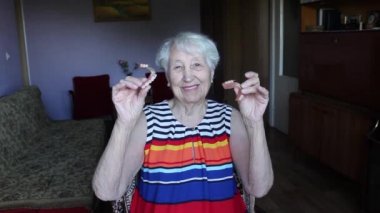 Yaşlı kadınların ellerindeki esnek naylon protezler. Diş Konsepti