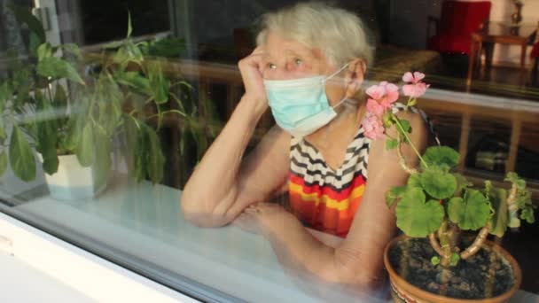 Quot Covid Quot 安全和大流行病概念 戴着防护口罩的孤独老年老年妇女坐在家中靠窗的地方 以防止感染病毒 — 图库视频影像