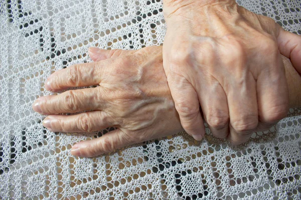 Χέρια Της Ηλικιωμένης Γυναίκας Ένα Παλιό Τραπεζομάντηλο Φόντο — Φωτογραφία Αρχείου