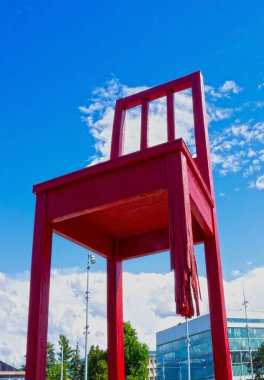Cenevre, İsviçre - 17 Haziran 2016: Kara mayınlarıyla mücadelenin sembolü olan dev Kırık Sandalye