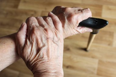 Yalnız yaşlı kadın bastona yaslanıyor ve hayatı, emeklilik kavramını düşünüyor.