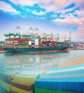 Günbatımında limanda uluslararası konteynır kargo gemisinin lojistik ve taşımacılığı, Yük, nakliye, denizcilik konsepti