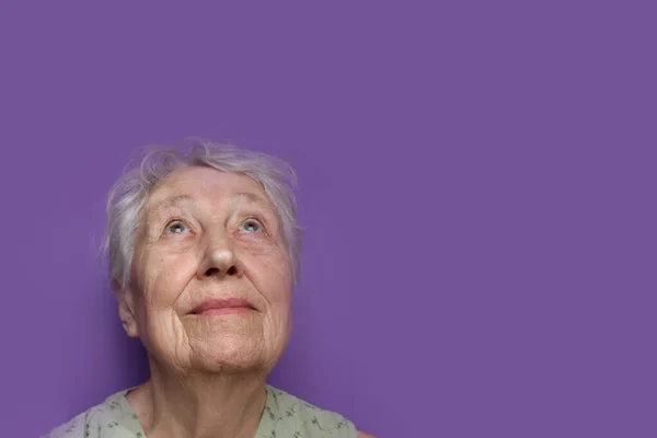Улыбающаяся Пожилая Женщина Фоне Сирени Студии Надежда Мечты — стоковое фото