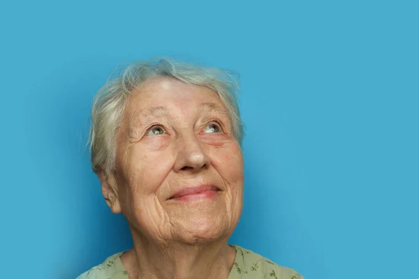 Uma Idosa Sorridente Azul Conceito Esperança Sonhos — Fotografia de Stock