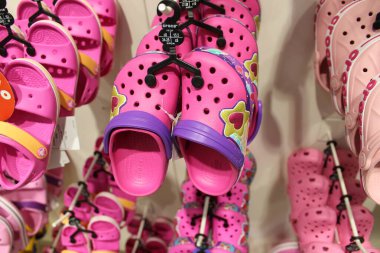 Tampa, ABD - 2 Ağustos 2020: Tampa, ABD 'de 2 Ağustos 2020' de birçok çocuk ayakkabısı ve yumuşak lastik sandalet veya timsah çeşitli pembe, leylak renkte